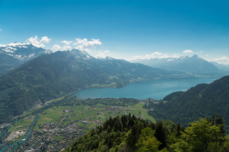 从两个湖桥观景台上看到因特拉肯镇的美丽景色EigerMnch和Jungfrau山，在坚硬的Kulm瑞士