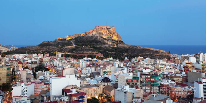 西班牙城市夜间的alicante天际线