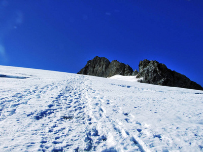 瑞士乌里州克拉登州山顶以下的高山冰川