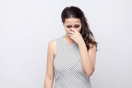 男头樱花下哭泣图片