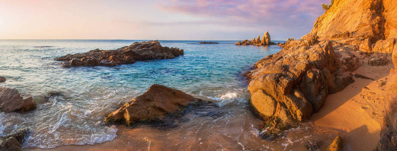 西班牙布拉瓦海岸夏季日出时的海滩