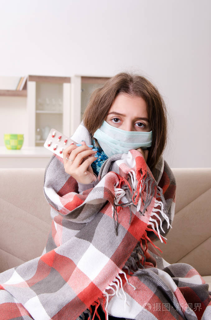 生病的年轻女子在家里受苦受难