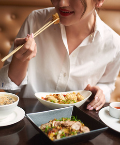 在豪华的日本餐馆里,看到一位穿着白色衬衫,红唇点餐的女士照片