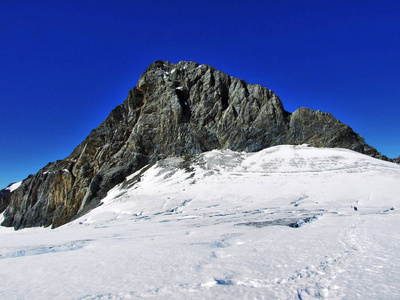 瑞士乌里州周围冰川形成的岩石高山峰