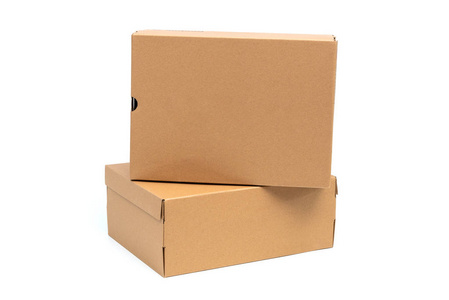 棕色纸板鞋盒与盖子鞋或运动鞋产品包装模型隔离在白色背景与裁剪路径。