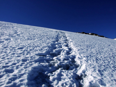 瑞士乌里州克拉里登山顶以下高山冰川