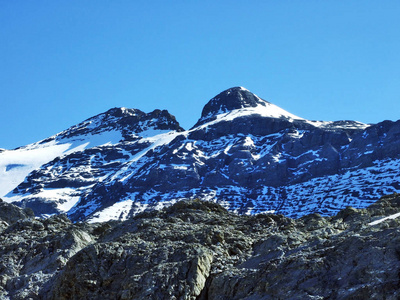 位于格拉鲁斯阿尔卑斯山山脉瑞士格拉鲁斯州和乌里州边界的克拉里登峰