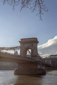 匈牙利布达佩斯的链桥在一个夏季的冬季。