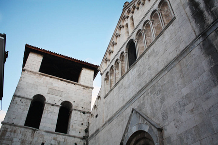 尚未完工的钟楼圣克索诺斯教堂。 扎达尔。 克罗地亚。