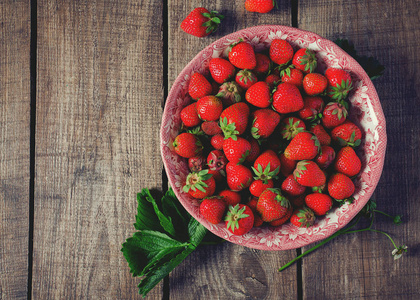 木制表面的草莓
