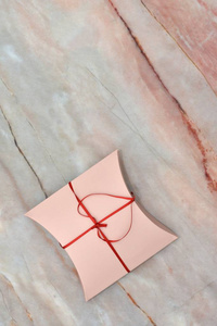 大理石背景上美丽的情人节礼品盒。 浪漫背景贺卡盒丝带心。 文本空间