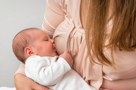 幸福的母亲正在哺乳她刚出生的婴儿