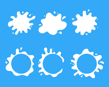 一套各种孤立的白色牛奶飞溅和斑点与滴良好的包装设计在浅蓝色背景。 新鲜天然乳制品模糊抽象的白色形状。 平面矢量插图。