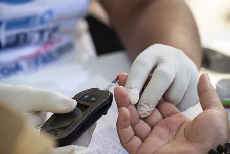 里约热内卢巴西2018年11月22日医疗专业人员在筛查活动中获得快速血糖检测