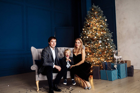 圣诞树旁幸福的年轻家庭