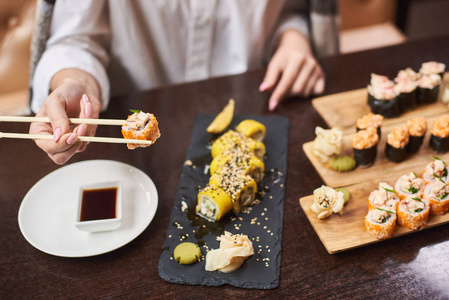用食物棒把女人的手合起来，用芥末吃传统的日本菜