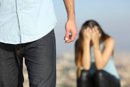 伤心的女人分手后在户外抱怨. 她男朋友离开了照片