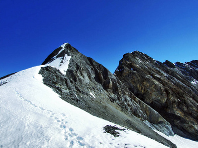 位于瑞士格勒鲁斯州和乌里州边界的格勒拉斯阿尔卑斯山山脉的克拉里登峰