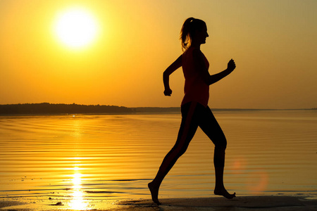 夕阳下的奔跑图片