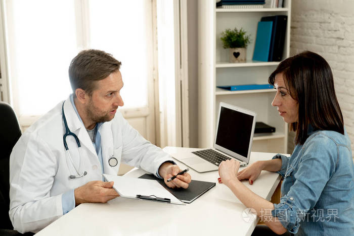 专业医生与感恩快乐的女性患者在医院举行咨询会议,在成功的医疗沟通