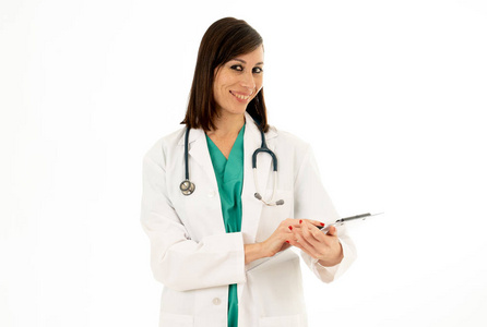 幸福女医生的肖像与剪贴板和听诊器在医院制服隔离在白色背景和复制空间在医疗保健专业人员和医疗保险广告概念。