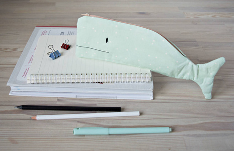 木桌上的鲸笔盒笔记和笔
