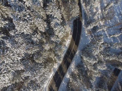 冬季山景中的笔直道路。 森林鸟瞰图