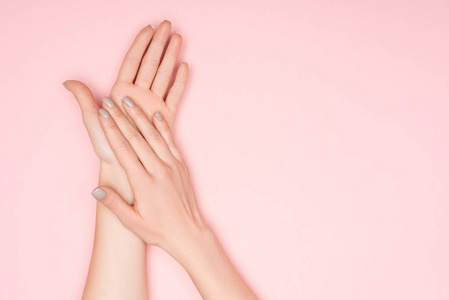 用复制空间将女性双手隔离在粉红色上