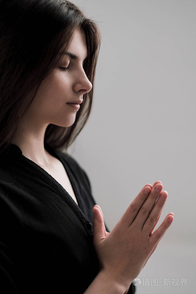 一个女孩的肖像与双手合十在祈祷特写镜头瑜伽冥想和放松