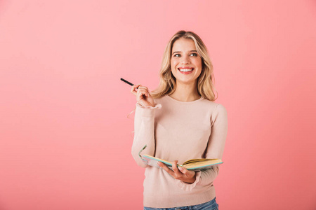 一位穿着毛衣的年轻女士的肖像，站在粉色背景上，写着日记