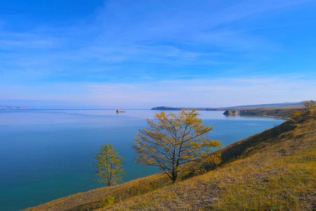 美丽的景色贝加尔湖奥尔洪岛在一个阳光明媚的日子伊尔库茨克俄罗斯。