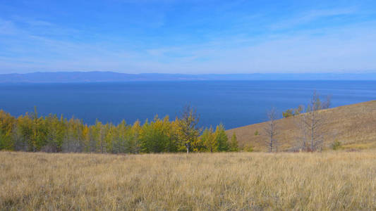 美丽的景色贝加尔湖奥尔洪岛在一个阳光明媚的日子伊尔库茨克俄罗斯。