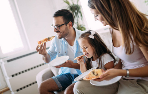 在家一起分享披萨的幸福家庭画像