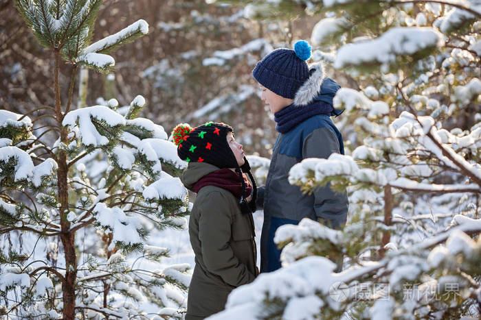 在下雪的冬天两个小男孩的朋友互相拥抱兄弟般的爱