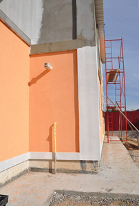 粉刷房子的墙壁。 新房子建筑基础防水防潮保温与控制路径，以避免漏水为家居墙。