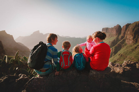三个小孩玩游戏图片