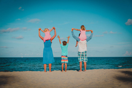幸福的家庭与孩子在热带海滩上玩