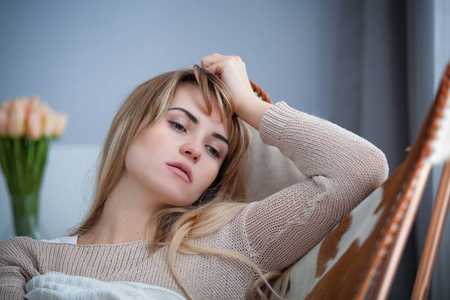 概念肖像关于情绪低落的上了年纪的男人令人同情的他的庙一组老妇人在