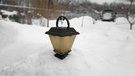 雪背景旧灯旧塑料手电筒