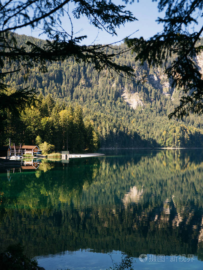 风景如画的夏季高山景观与eibsee湖在美丽的阳光明媚的早晨巴伐利亚