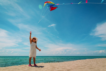 小女孩在海滩上放飞风筝