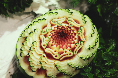 在蔬菜市场柜台展示的电子秤和控制面板水果蔬菜雕刻展示泰国水果雕刻