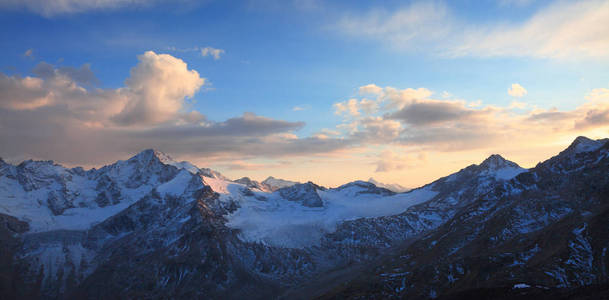 高加索山脉的日落。 从埃布鲁斯的斜坡上看