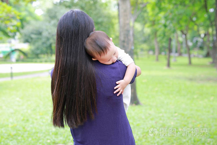 母亲怀抱婴儿的图片图片