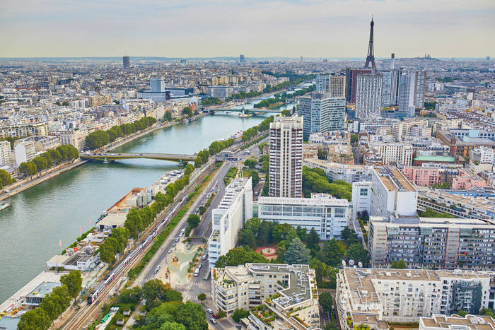 巴黎第15区的鸟瞰图有住宅建筑塞纳河和法国埃菲尔铁塔