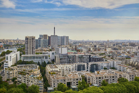 巴黎第15区的鸟瞰，有住宅建筑和法国埃菲尔铁塔