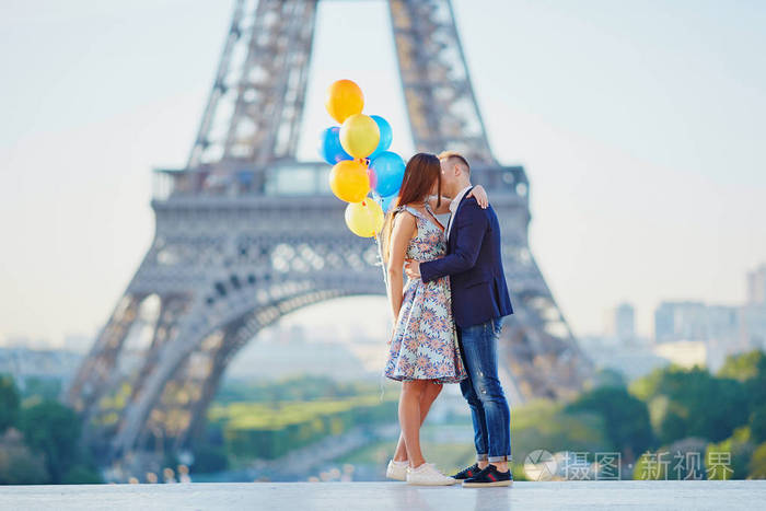 在法国巴黎埃菲尔铁塔附近亲吻的一对情侣