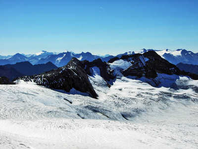 让人印象深刻的是来自阿尔卑斯山峰克拉里登的全景，位于瑞士乌里州和格拉鲁斯州的阿尔卑斯山山脉