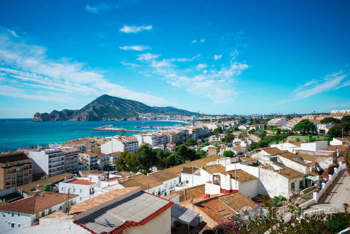 在图像中可以看到西班牙海岸城市之一的美丽景观. 这个城镇在地中海.