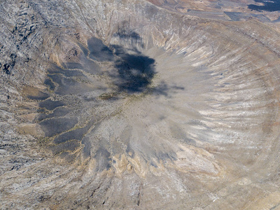 鸟瞰蒂曼法亚国家公园卡尔德拉布兰卡内部的火山口。 火山全景山脉地形野生自然兰萨罗特加那利岛西班牙